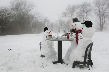 снеговики за столом
